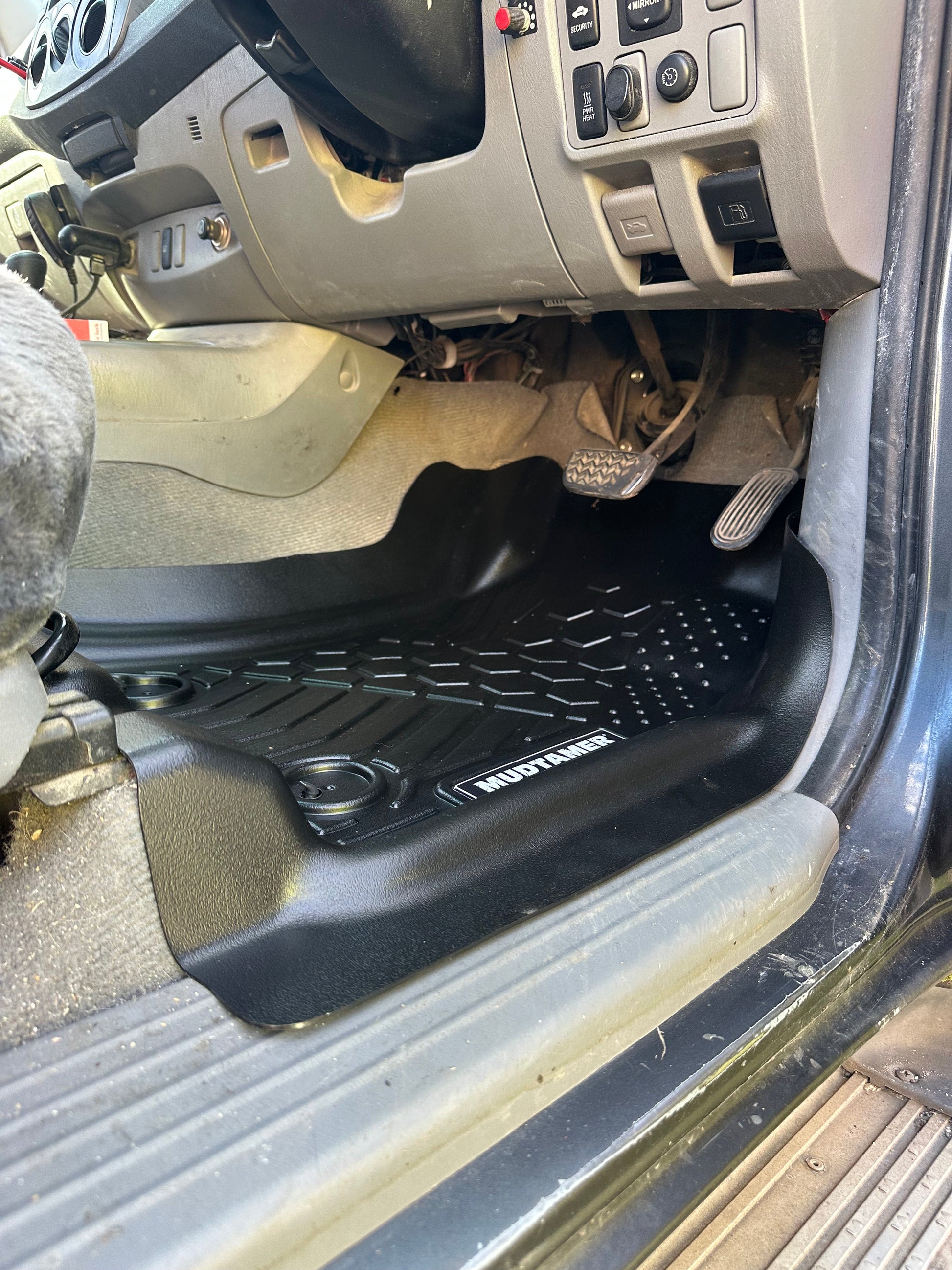 Toyota Hilux 2005-2015 | MUDTAMER Floor Mats – additional photo