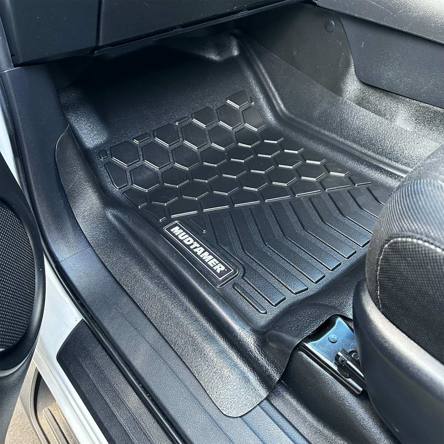 Toyota Hilux 2016-2025 | MUDTAMER Floor Mats – additional photo